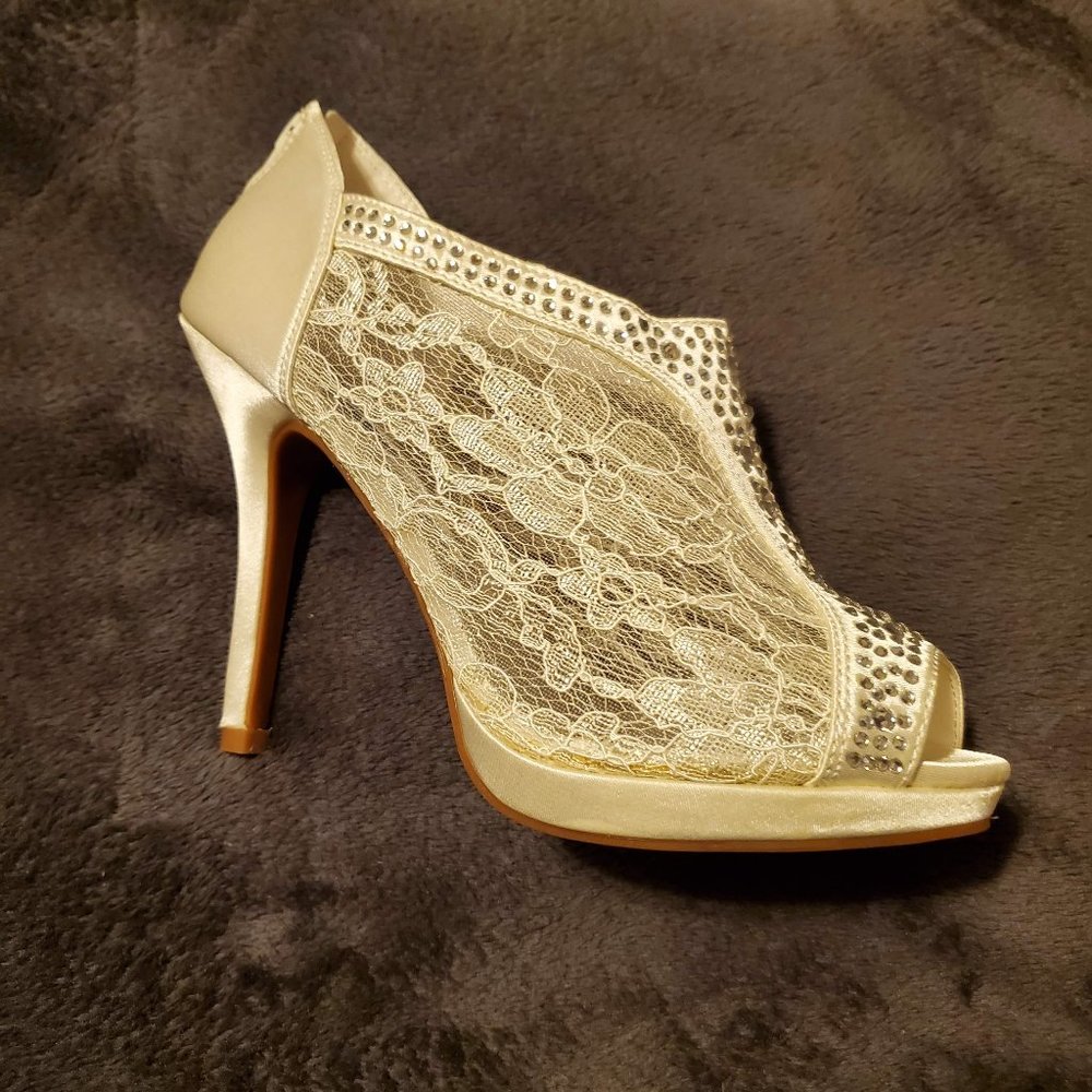 De Blossom Collection Ivory Lace High Heel Shootie with Crystals, Size 8